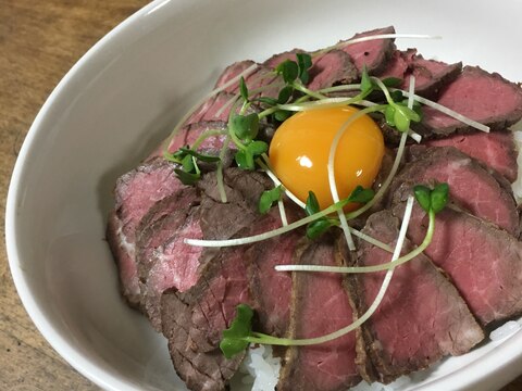 卵黄のっけ濃厚ローストビーフ丼